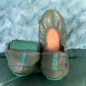 Tieks size 9 Pacific Green leather flats. Excellent condition!